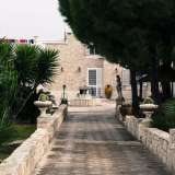 Una villette con il giardino ben curato